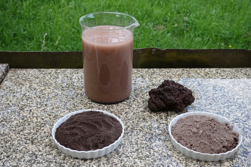 Lavagestein, Lavasand, Lavamehl, Lavamehl in Regenwasser aufgeschlämmt