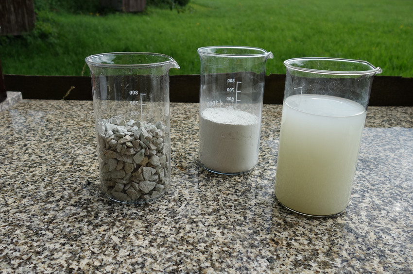 Zeolithkies, Zeolithmehl und Aufschlämmung in Regenwasser.